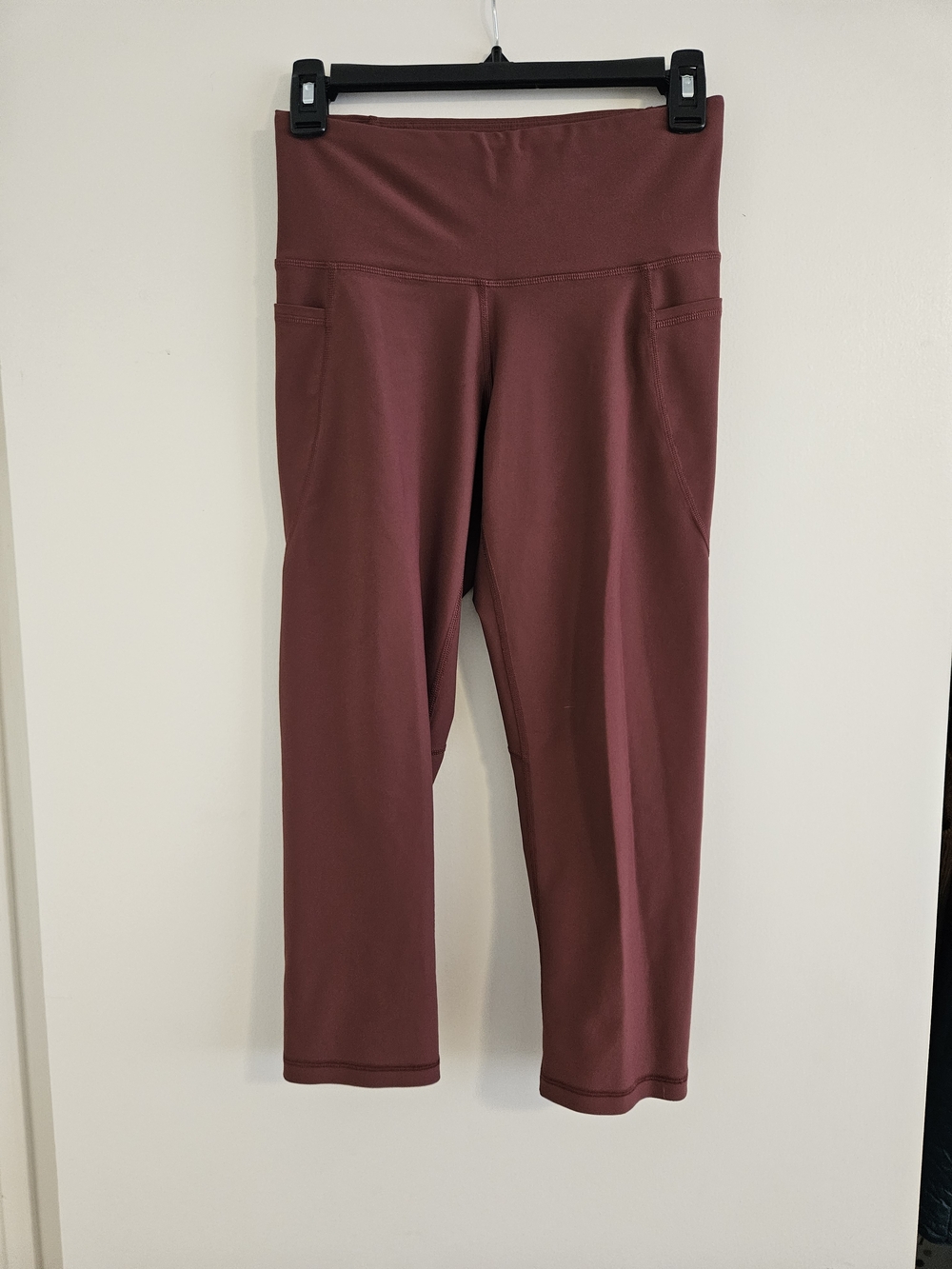 Old Navy Active Elevate Capri Legging in Burgundy